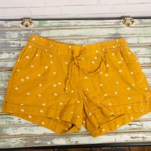Super cute yellow daisy shorts NWT